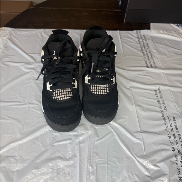 Kids Jordan 4s - Picture 3 of 7